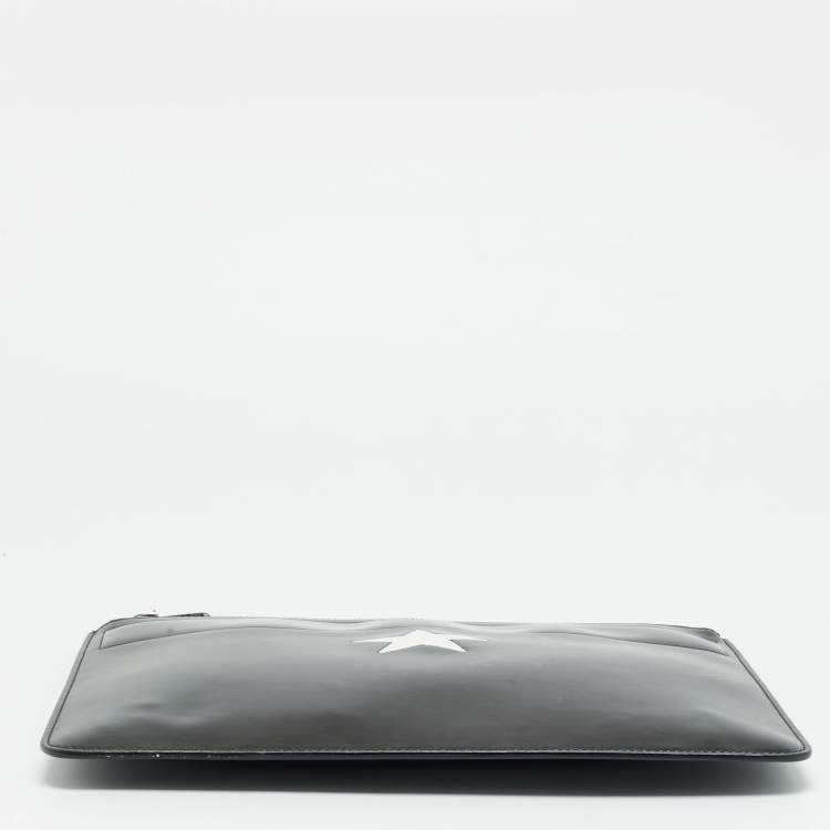 مملوكة مسبقًا Givenchy Star Print Black Patent and Leather Clutch