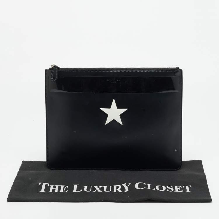 مملوكة مسبقًا Givenchy Star Print Black Patent and Leather Clutch