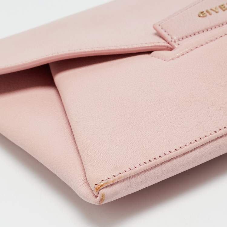 مملوكة مسبقًا Givenchy Antigona Envelope Pink Leather Clutch