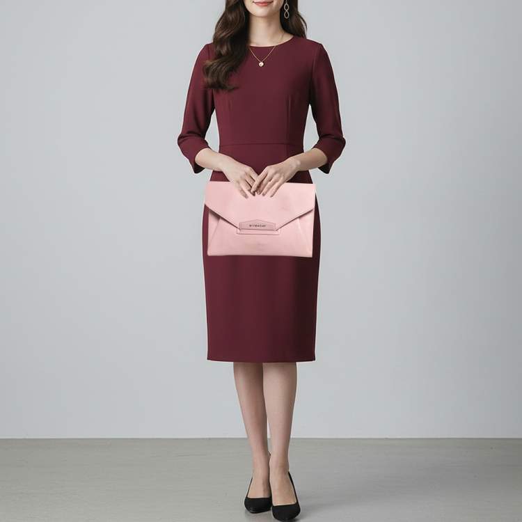 مملوكة مسبقًا Givenchy Antigona Envelope Pink Leather Clutch