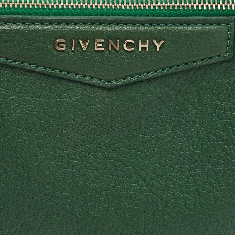 مملوكة مسبقًا Givenchy Antigona Green Leather Zip Clutch