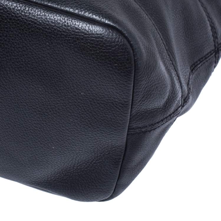 مملوكة مسبقًا Givenchy Black Leather Logo Hobo