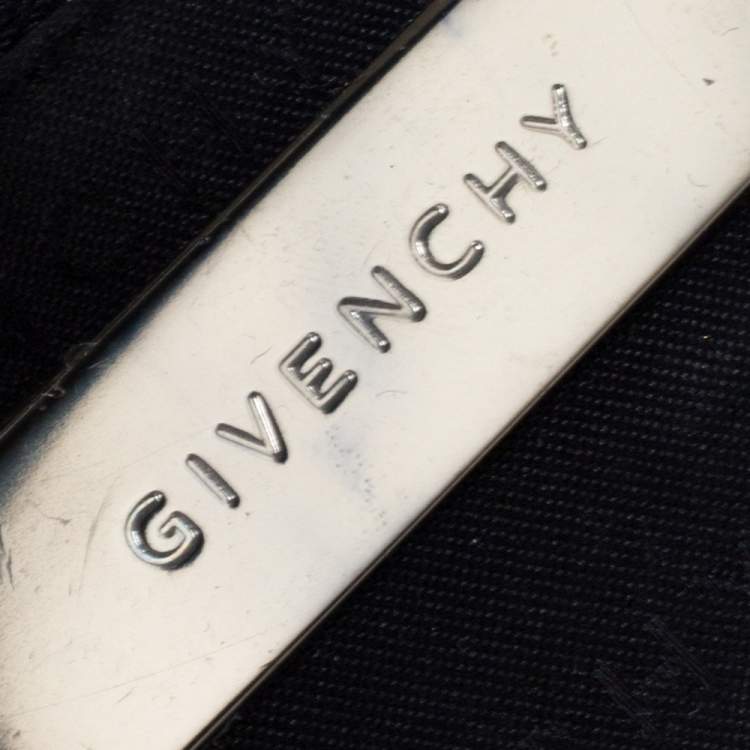 مملوكة مسبقًا Givenchy White/Silver Monogram Canvas and Leather Tassel Zip Hobo
