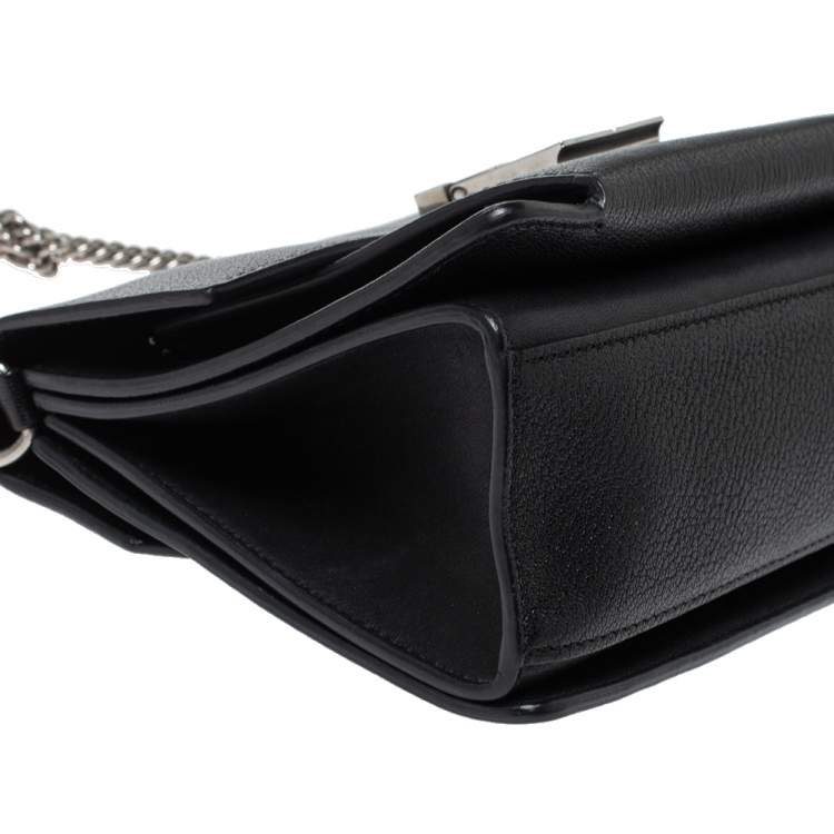 مملوكة مسبقًا Givenchy Black Leather GV3 Shoulder Bag