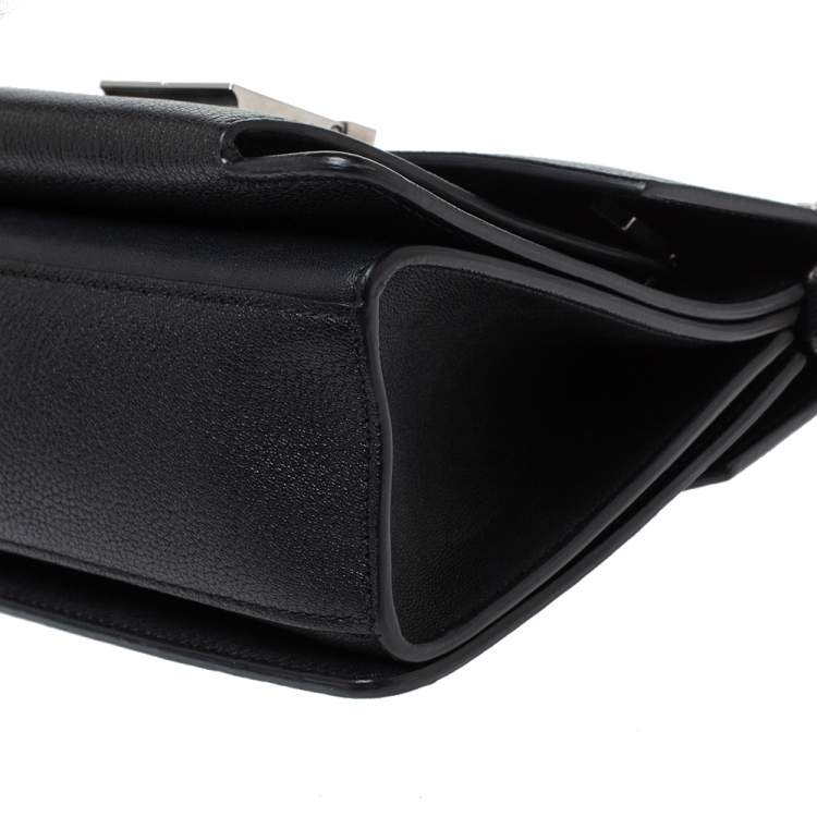 مملوكة مسبقًا Givenchy Black Leather GV3 Shoulder Bag