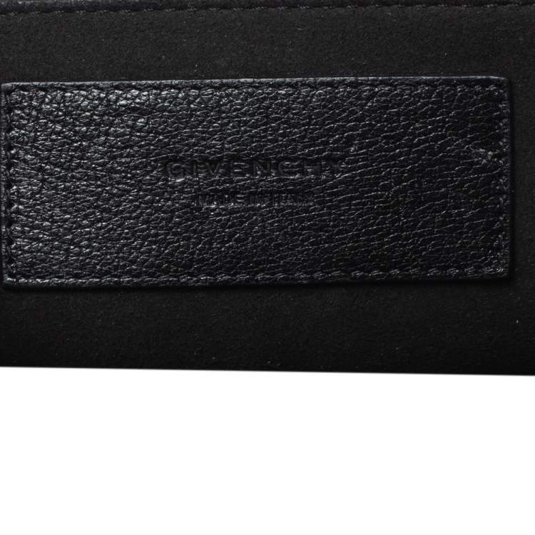 مملوكة مسبقًا Givenchy Black Leather GV3 Shoulder Bag