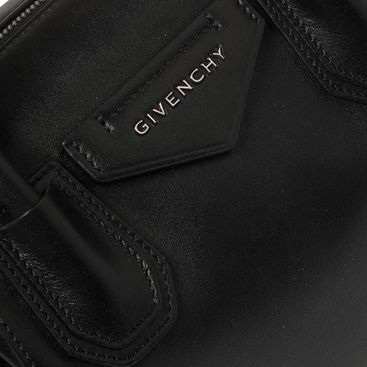 مملوكة مسبقًا Givenchy Black Leather Small Antigona Satchel