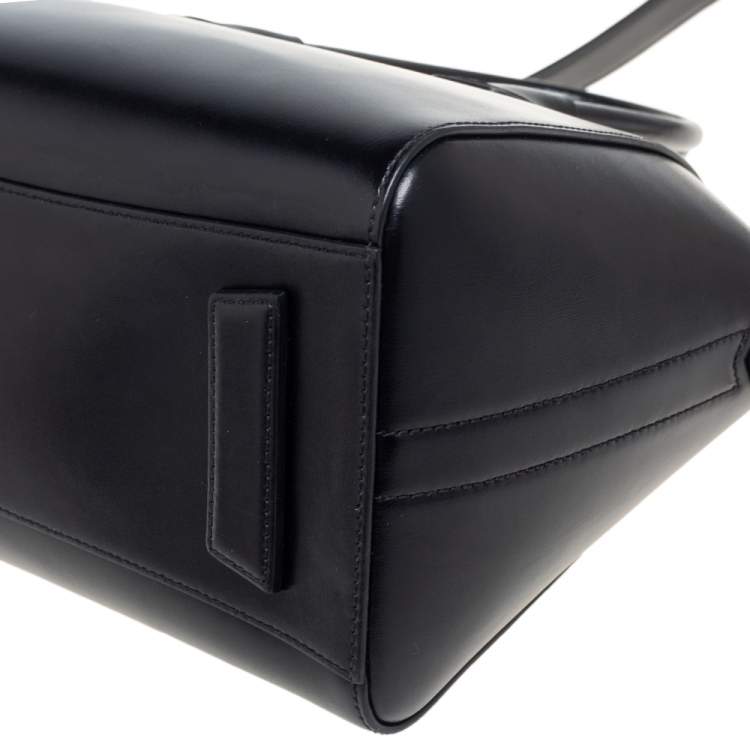 مملوك�ة مسبقًا  Givenchy Black Glossy Leather Small Antigona Satchel