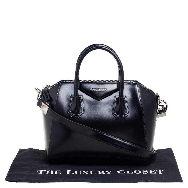 مملوكة مسبقًا  Givenchy Black Glossy Leather Small Antigona Satchel