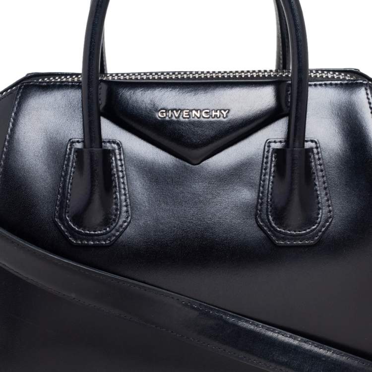 مملوكة مسبقًا  Givenchy Black Glossy Leather Small Antigona Satchel