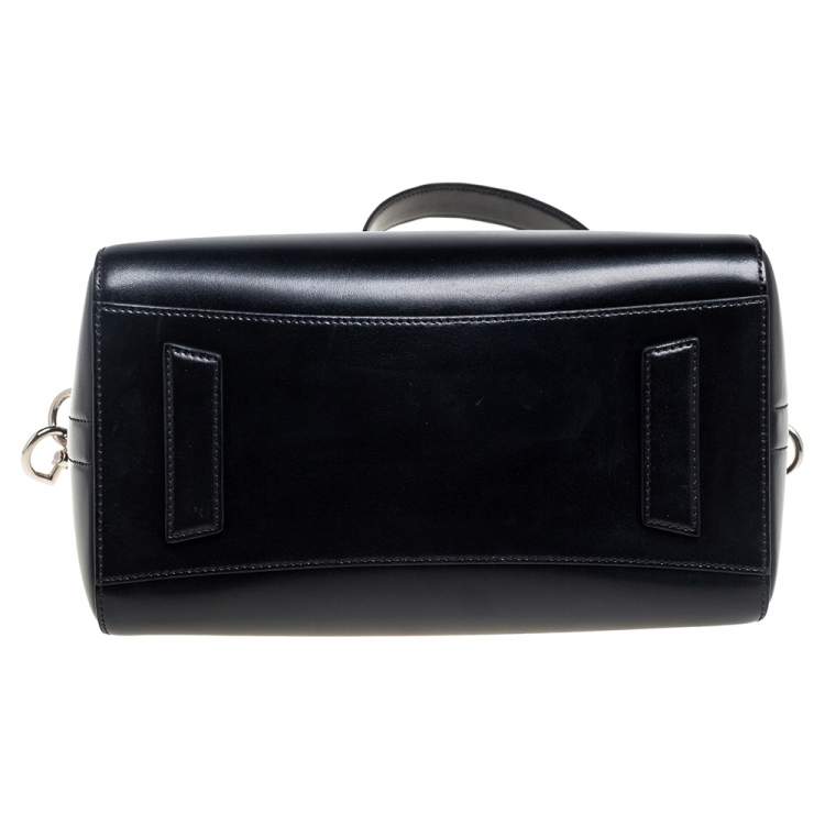 مملوكة مسبقًا  Givenchy Black Glossy Leather Small Antigona Satchel