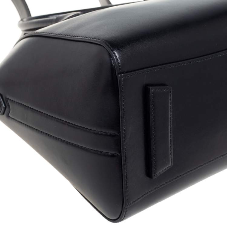 مملوكة مسبقًا  Givenchy Black Glossy Leather Small Antigona Satchel