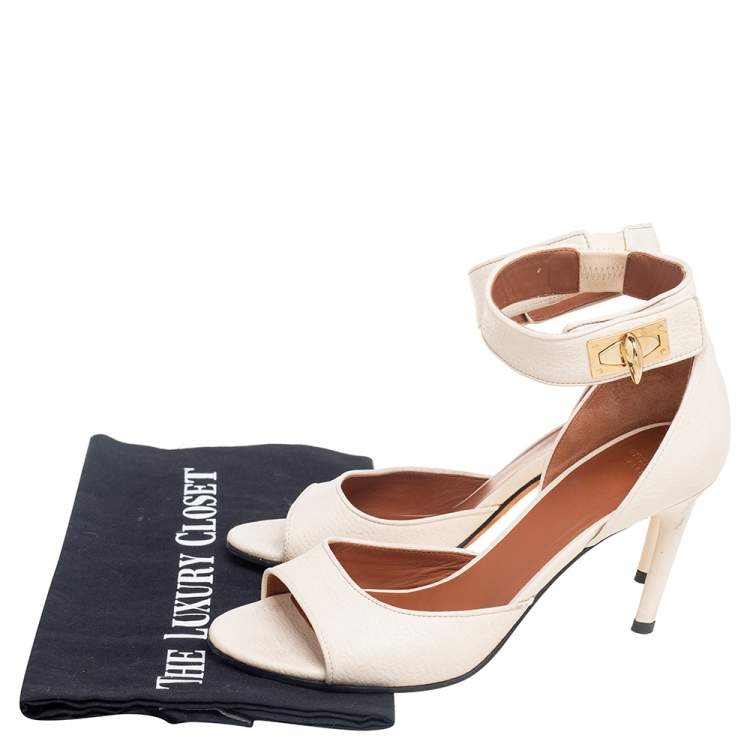 مملوكة مسبقًا Givenchy White Leather Shark Tooth Ankle Strap Sandals Size 36
