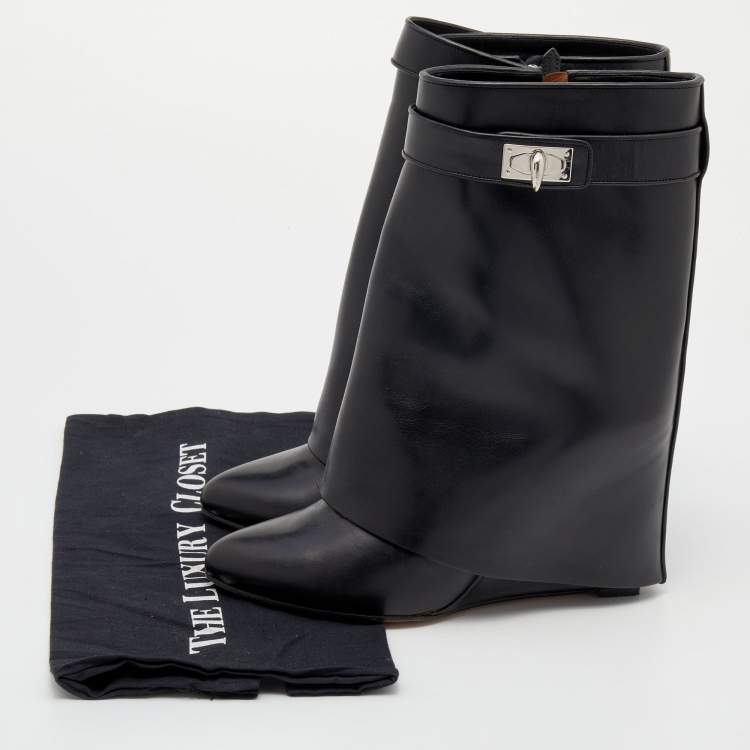 مملوكة مسبقًا Givenchy Black Leather Shark Lock Fold-Over Ankle Boots Size 40