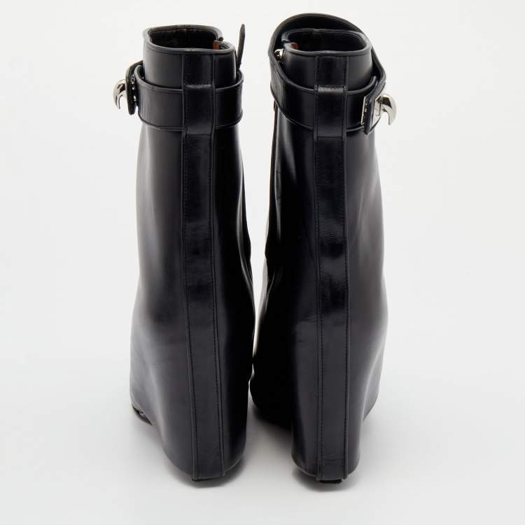 مملوكة مسبقًا Givenchy Black Leather Shark Lock Fold-Over Ankle Boots Size 40
