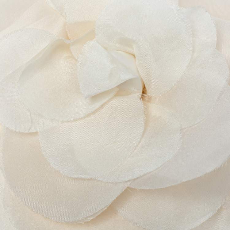 Pre Owned Gucci Off White Silk Flower Brooch