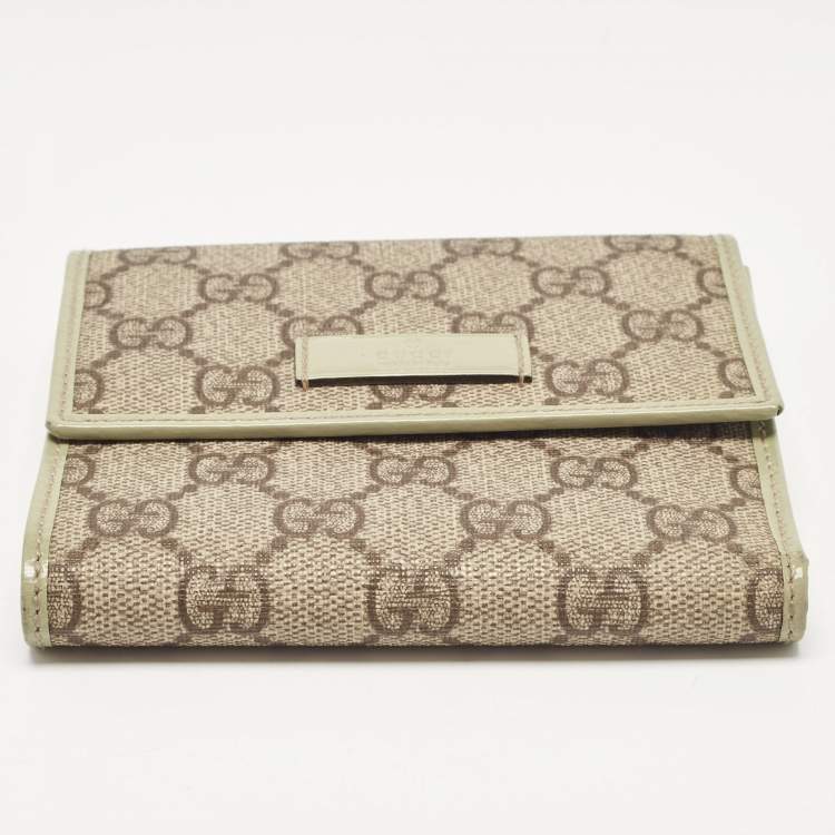 Pre Owned Gucci Beige/Green Supreme Canvas and Patent Leather Trifold Compact Wallet