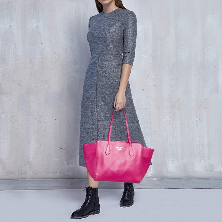 مملوكة مسبقًا Gucci Fuchsia Leather Small Swing Tote
