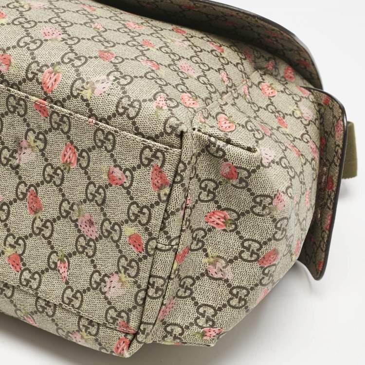 Pre Owned Gucci Beige Strawberry Print GG Supreme Canvas Medium Baby Changing Bag