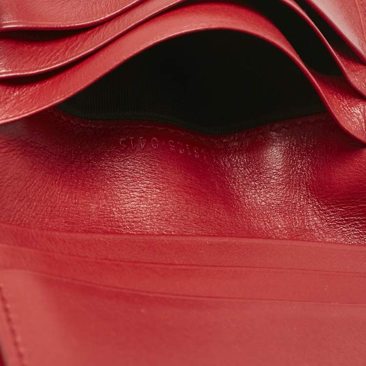 مملوكة مسبقًا Gucci Red Matelassé Leather GG Marmont Card Case