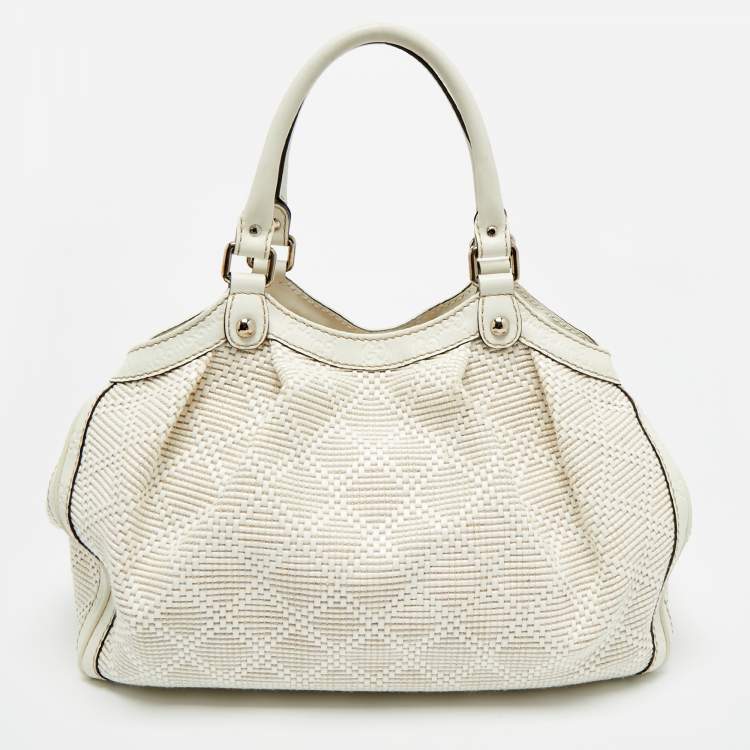 مملوكة مسبقًا حقيبة يد غوتشي سوكي متوسطة من الجلد والقش ديامانت أبيض