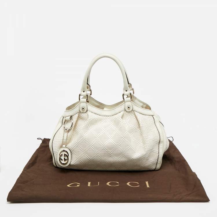 مملوكة مسبقًا حقيبة يد غوتشي سوكي متوسطة من الجلد والقش ديامانت أبيض