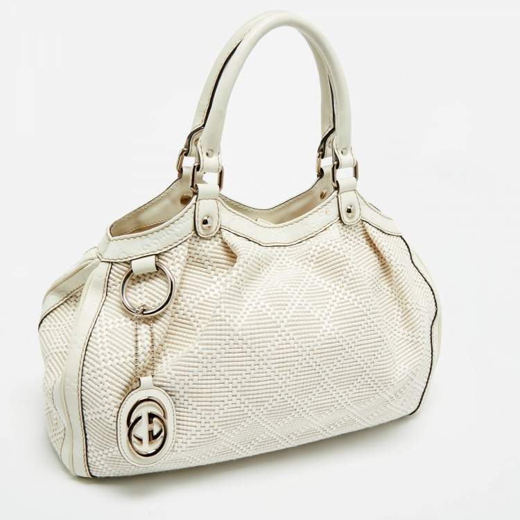 مملوكة مسبقًا حقيبة يد غوتشي سوكي متوسطة من الجلد والقش ديامانت أبيض