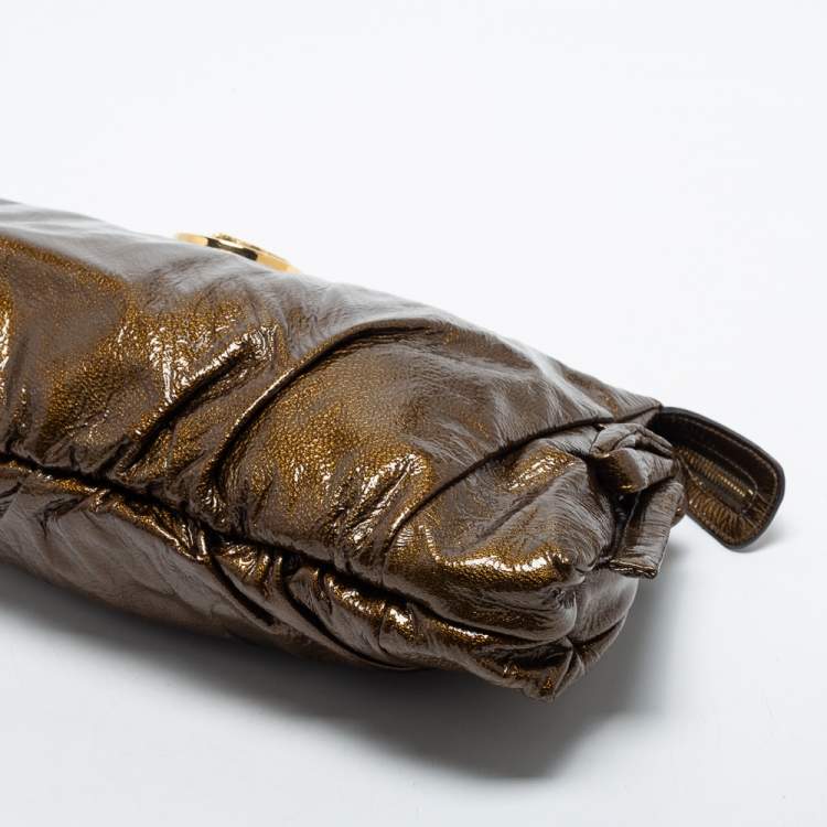 مملوكة مسبقًا Gucci Metallic Green Leather Large Hysteria Clutch