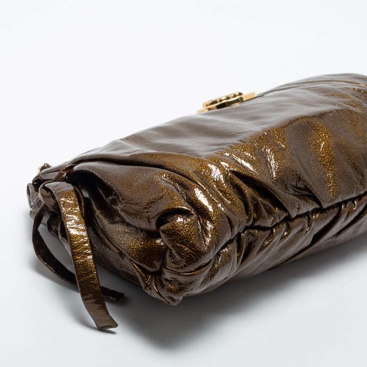مملوكة مسبقًا Gucci Metallic Green Leather Large Hysteria Clutch