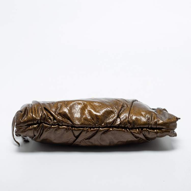مملوكة مسبقًا Gucci Metallic Green Leather Large Hysteria Clutch