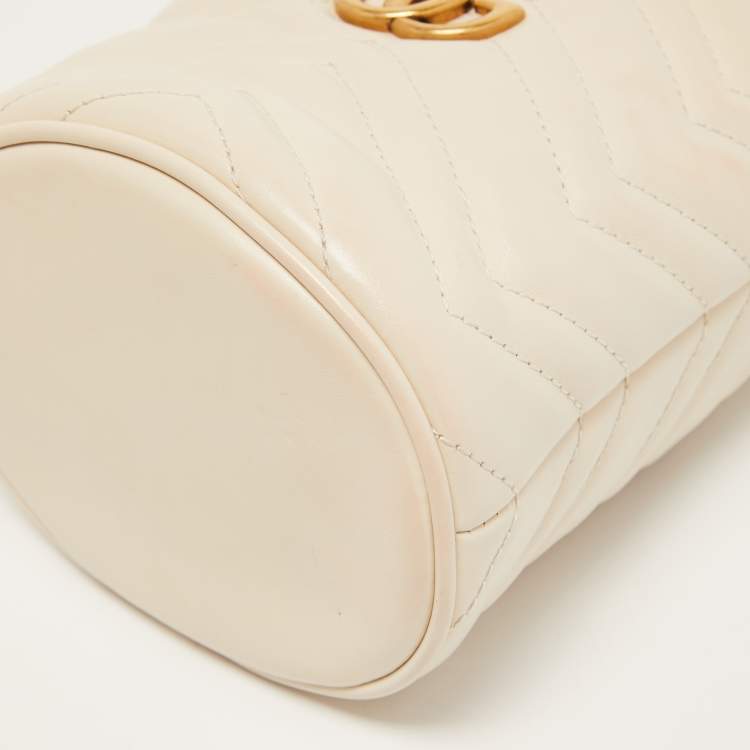 مملوكة مسبقًا Gucci Off White Matelassé Leather Mini GG Marmont Bucket Bag