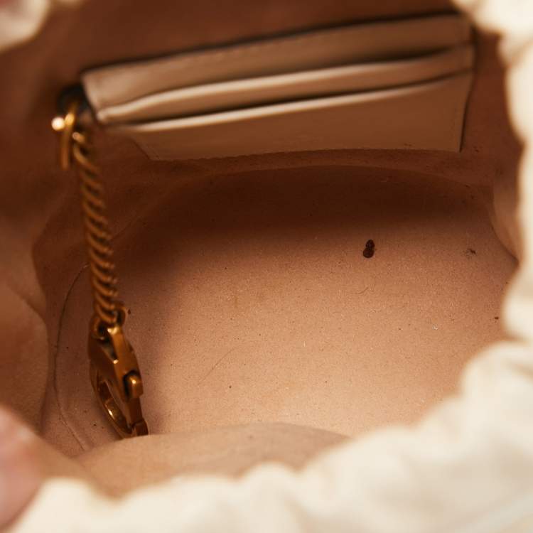 مملوكة مسبقًا Gucci Off White Matelassé Leather Mini GG Marmont Bucket Bag