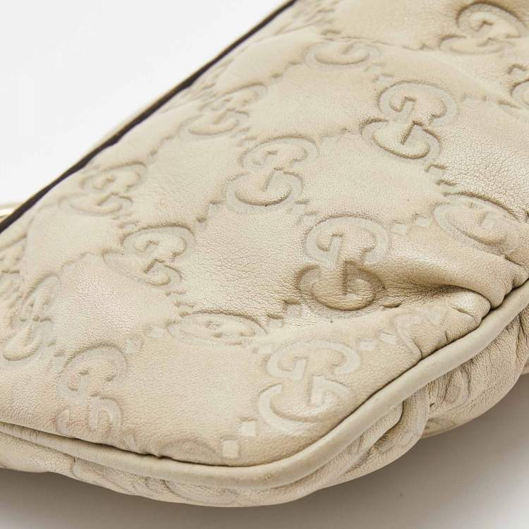 مملوكة مسبقًا Gucci Off-White Guccissima Leather Interlocking G Wristlet Clutch