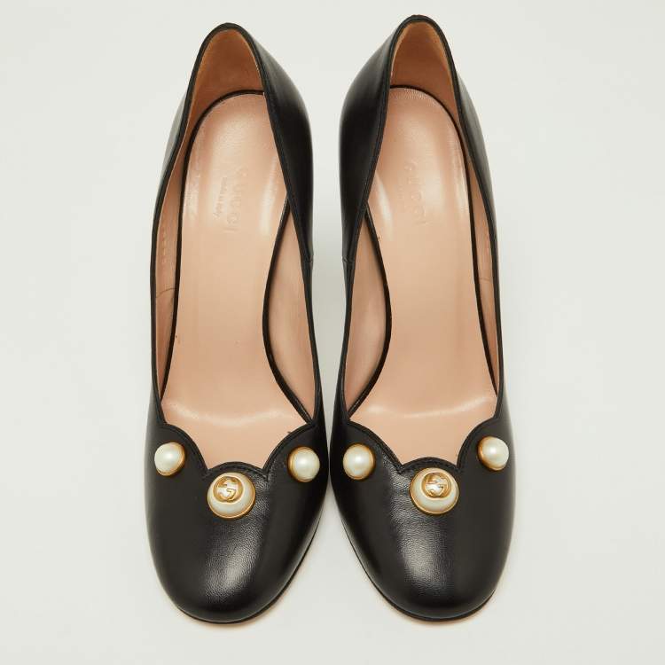 مملوكة مسبقًا Gucci Black Scalloped Leather Pearl Embellished Pumps Size 37.5