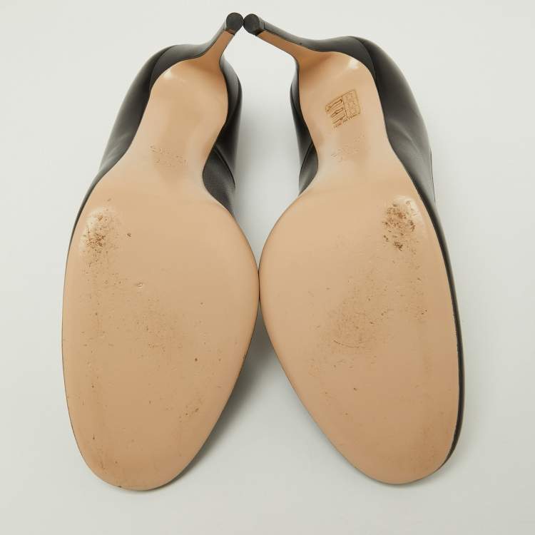 مملوكة مسبقًا Gucci Black Scalloped Leather Pearl Embellished Pumps Size 37.5