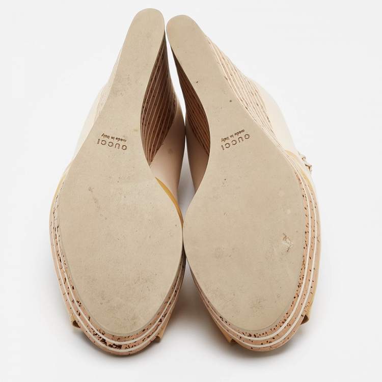 Pre Owned Gucci Beige/Yellow Patent And Leather Cork Wedge Pumps Size 39