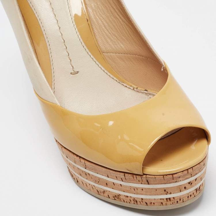 Pre Owned Gucci Beige/Yellow Patent And Leather Cork Wedge Pumps Size 39