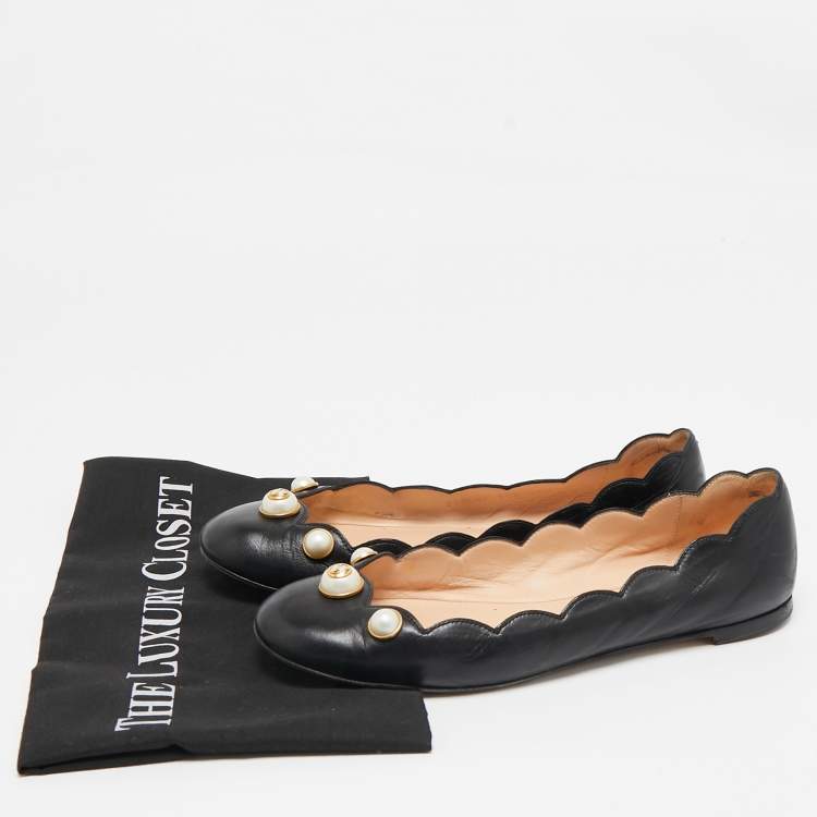 مملوكة مسبقًا Gucci Black Scalloped Leather Interlocking G Faux Pearl Ballet Flats Size 37.5