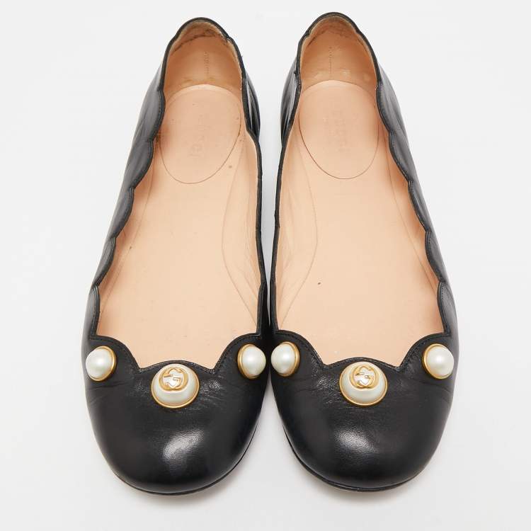 مملوكة مسبقًا Gucci Black Scalloped Leather Interlocking G Faux Pearl Ballet Flats Size 37.5