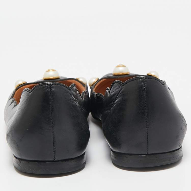مملوكة مسبقًا Gucci Black Scalloped Leather Interlocking G Faux Pearl Ballet Flats Size 37.5