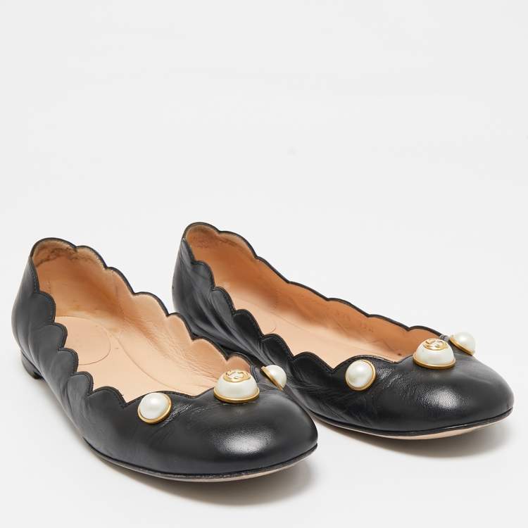 مملوكة مسبقًا Gucci Black Scalloped Leather Interlocking G Faux Pearl Ballet Flats Size 37.5