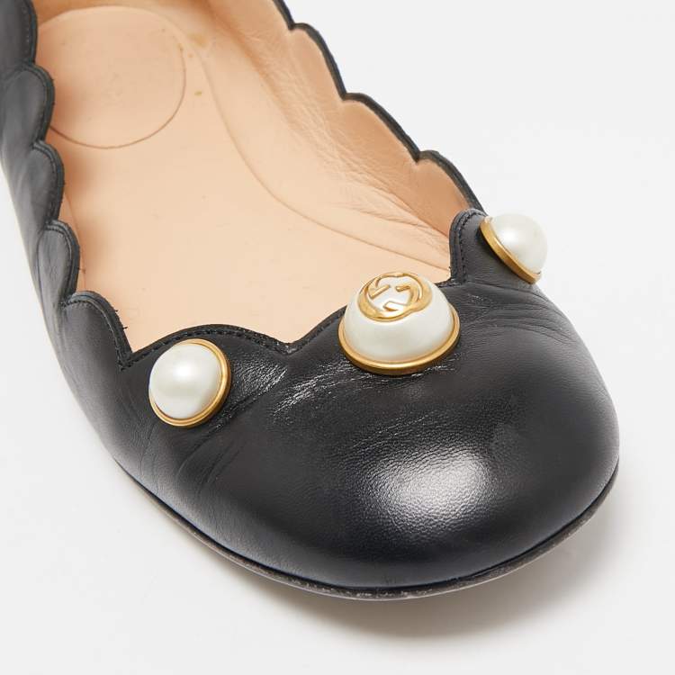 مملوكة مسبقًا Gucci Black Scalloped Leather Interlocking G Faux Pearl Ballet Flats Size 37.5