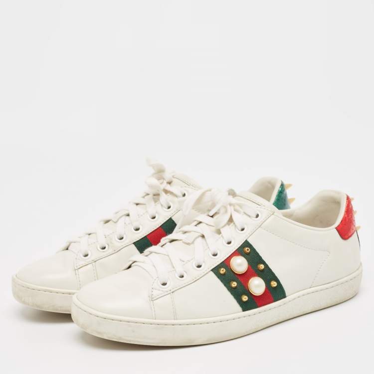 مملوكة مسبقًا Gucci White Leather Faux Pearl and Spikes Embellished Ace Low Top Sneakers Size 36.5