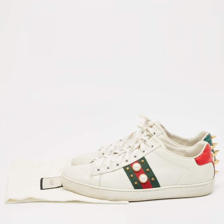 مملوكة مسبقًا Gucci White Leather Faux Pearl and Spikes Embellished Ace Low Top Sneakers Size 36.5