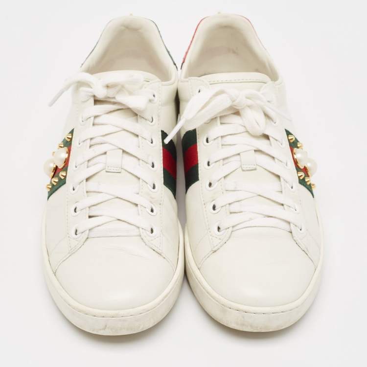 مملوكة مسبقًا Gucci White Leather Faux Pearl and Spikes Embellished Ace Low Top Sneakers Size 36.5