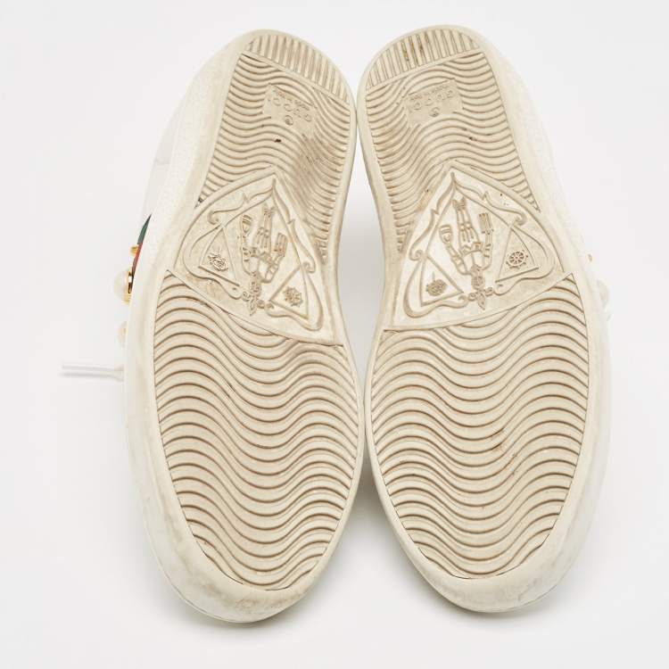 مملوكة مسبقًا Gucci White Leather Faux Pearl and Spikes Embellished Ace Low Top Sneakers Size 36.5