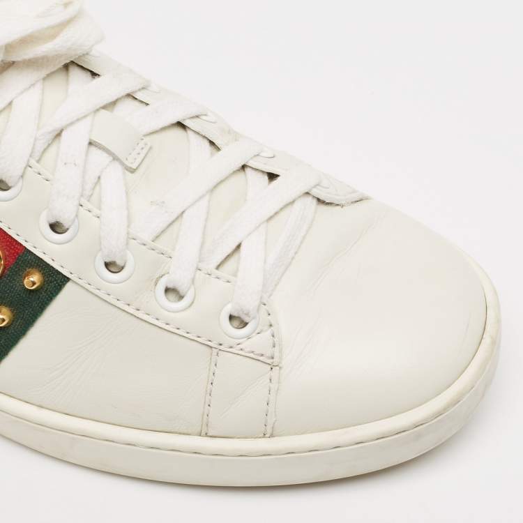 مملوكة مسبقًا Gucci White Leather Faux Pearl and Spikes Embellished Ace Low Top Sneakers Size 36.5