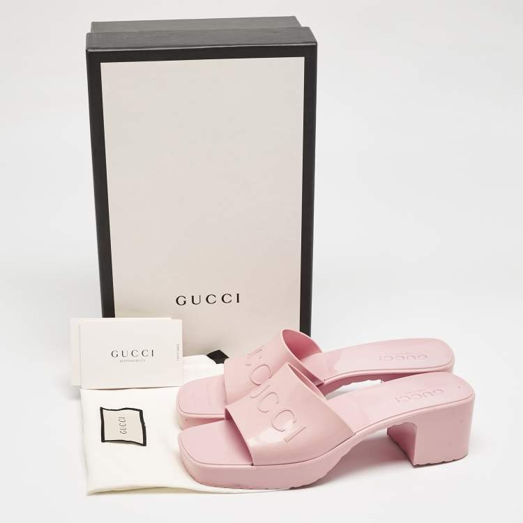 مملوكة مسبقًا Gucci Pink Rubber Embossed Logo Slide Sandals Size 38