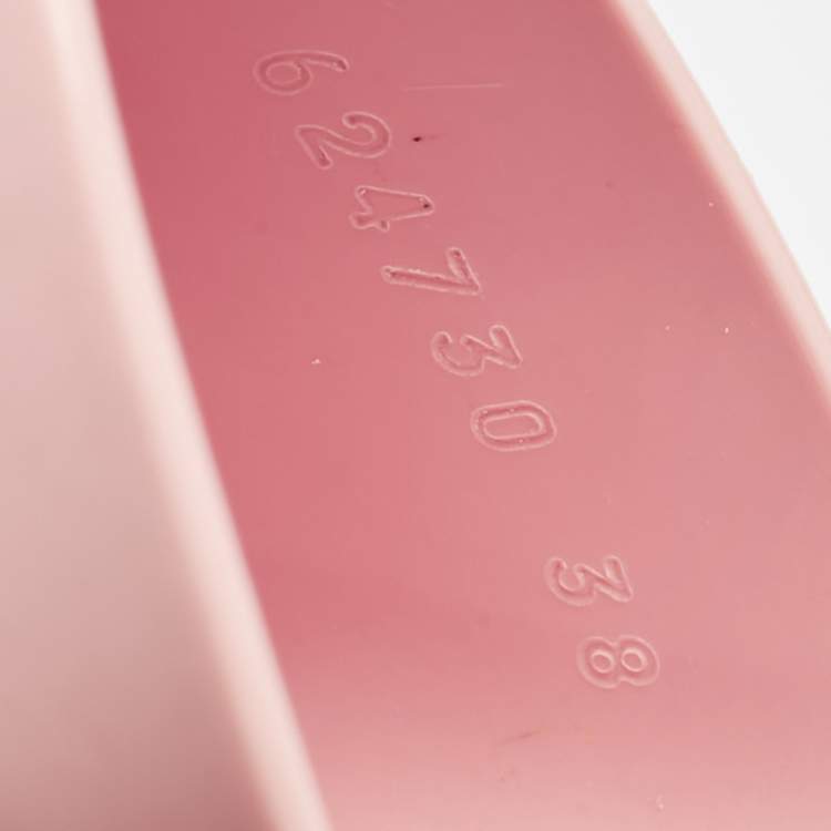 مملوكة مسبقًا Gucci Pink Rubber Embossed Logo Slide Sandals Size 38
