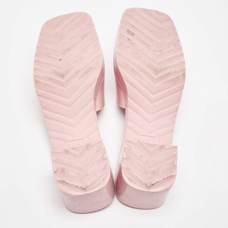 مملوكة مسبقًا Gucci Pink Rubber Embossed Logo Slide Sandals Size 38
